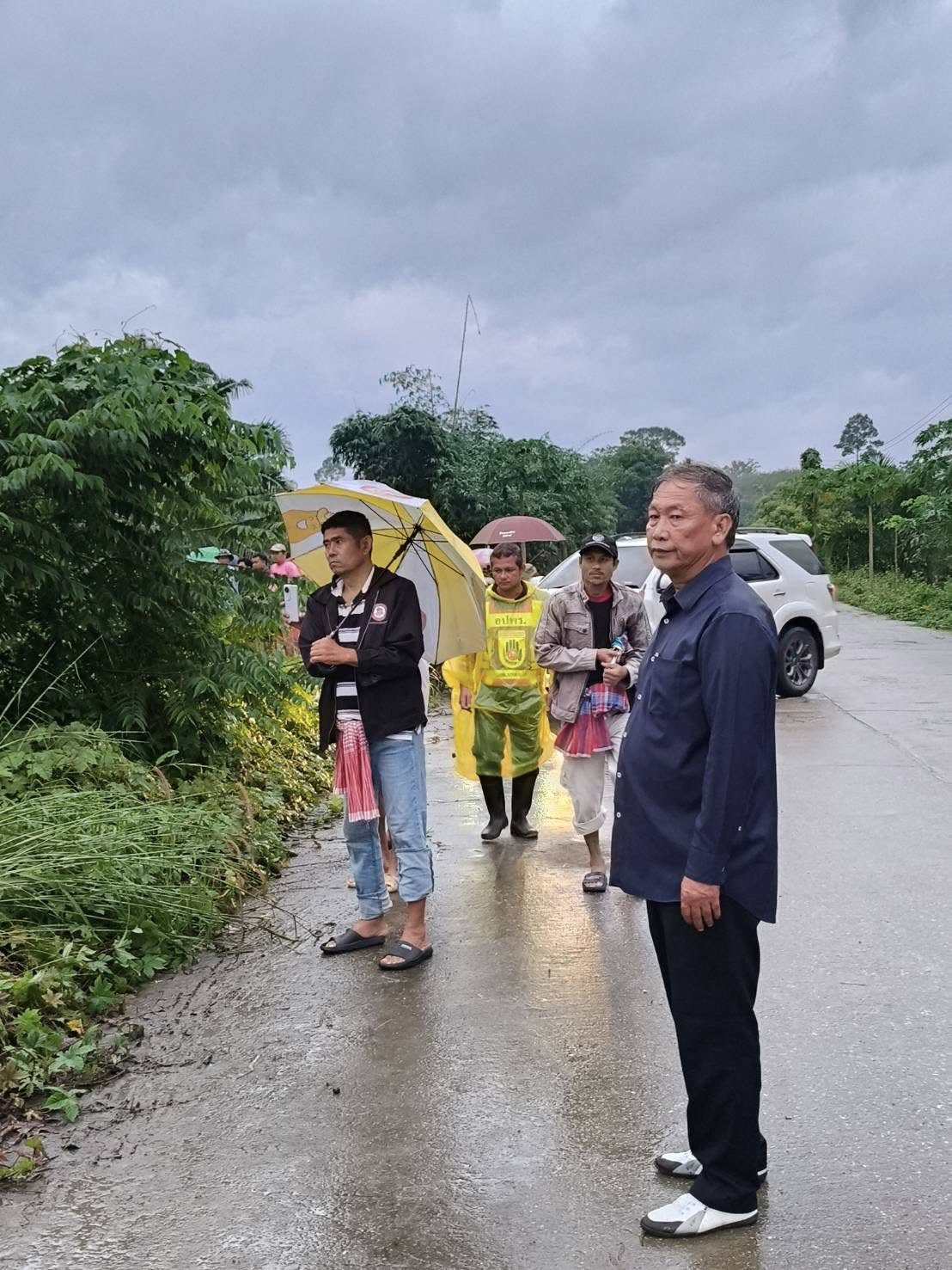 นายชาลี เมืองนก นายกอบตนาท่ามใต้ ประสานเครื่องจักรของ อบจตรัง เพื่อรื้อสิ่งกีดขวางใต้สะพานสายวังหิน - ท่าสะบ้า