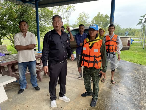 นายชาลี เมืองนก นายกอบตนาท่ามใต้นำเจ้าหน้าที่ประสานกับชุดทหาร ร15พัน4 ลงช่วยเหลือชาวบ้านที่ได้รับความเสียหายจากปัญหาน้ำท่วมขัง