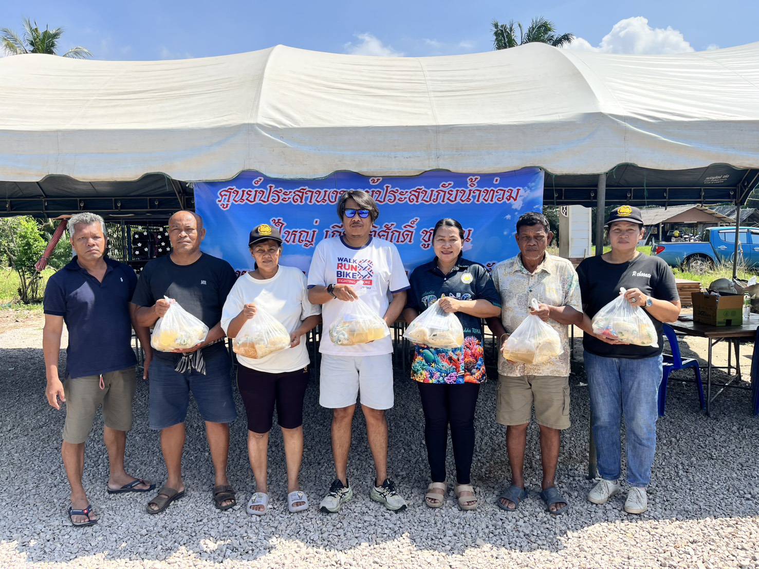ขอขอบคุณ ศาลเจ้าพ่อหมื่นราม ร่วมกับ สโมสรโรตารี่ตรัง มอบก๋วยเตี๋ยว 300 ถุง ให้ผู้ประสบภัยน้ำท่วมในพื้นที่ ตำบลนาท่ามใต้ และขอขอบคุณ คุณณัฐวัส ศศิธร  ( ครูปาล์ม สถาบันสอนดำน้ำ LaytrangDiving )และคุณ นันทวุฒิ กัลป์ศิริไพศาล ที่ประสานการให้ความช่วยเหลือในครั้งนี้ เป็นรอบที่ 3